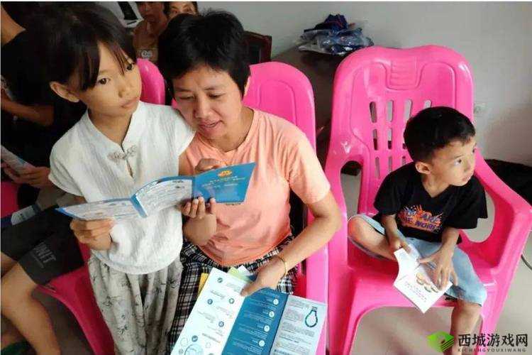 社区活动中她慢迎迎合小心孩子以呵护孩子成长