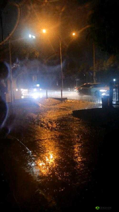 外回り中に突然の大雨一雨宿:雨中的意外与坚守