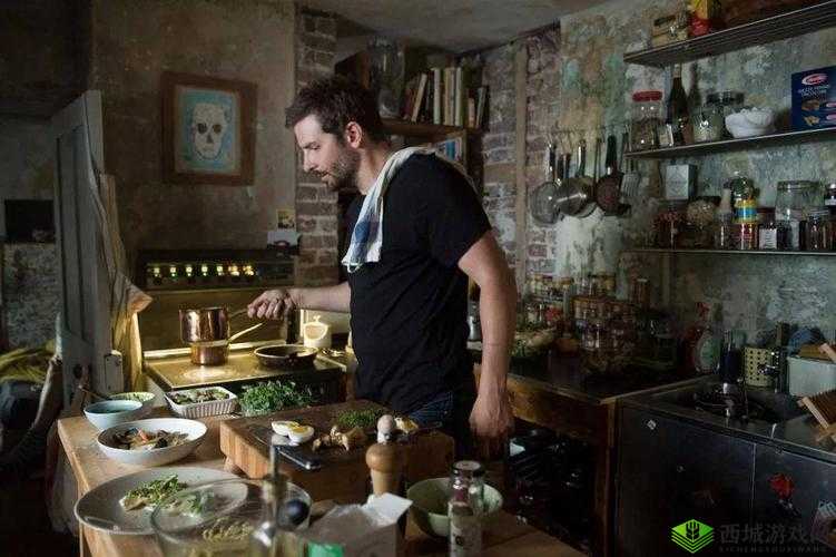 厨房啪啪啪：在厨房，他的动作让她又疼又叫