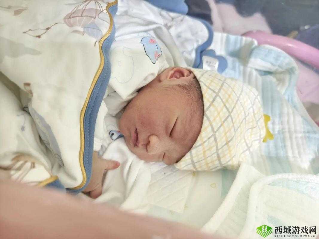 年轻夫妻把小孩哄睡后开监控：探索背后的爱与牵挂