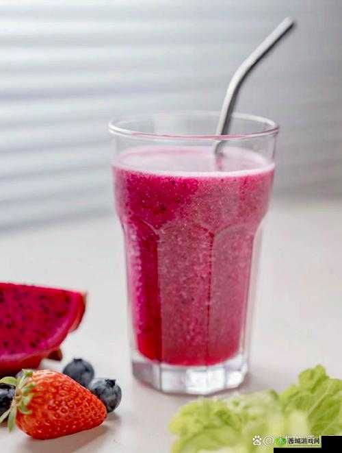 如何巧妙地将草莓放入小洞中进行榨汁