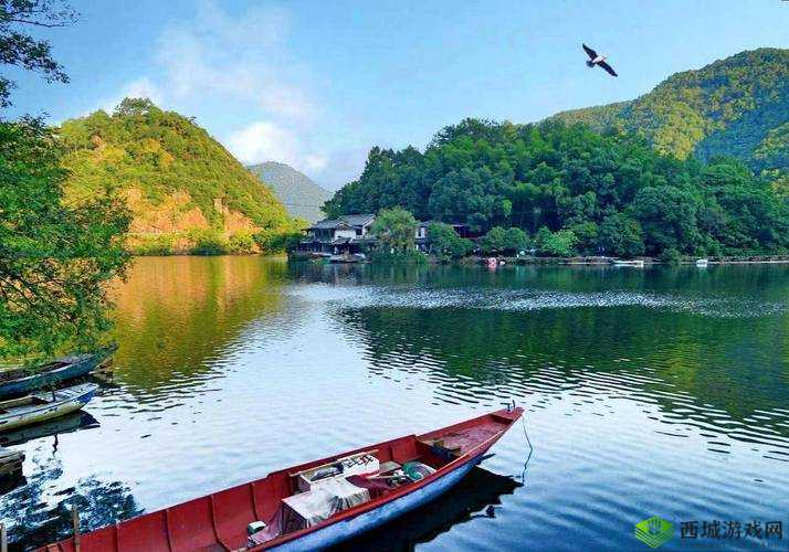 两峰夹溪,地湿无泥:自然与诗意的交融