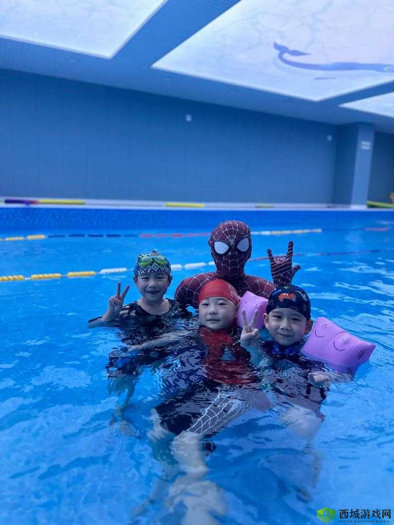 游泳馆里两位教练孟月月的别样风采与故事