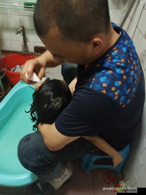 宝宝扶着水池乖乖让爸爸洗头：温馨亲子时刻的美好画面