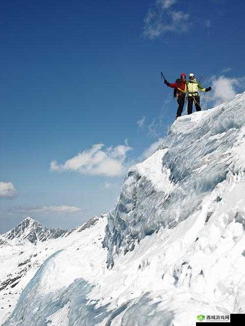 手握两座高耸的山:征服自然的力量与勇气