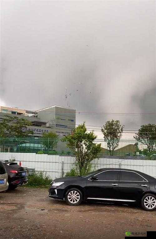 铁皮顶被大风刮落砸断电线：这起突发事件带来的影响与警示