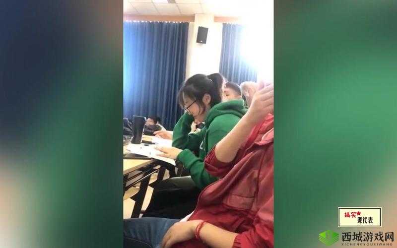 被同桌摸到喷水上课叫出来了:难以言喻的校园情感