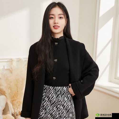 秋水伊人 2024 黑色毛呢外套：优雅与温暖的完美融合