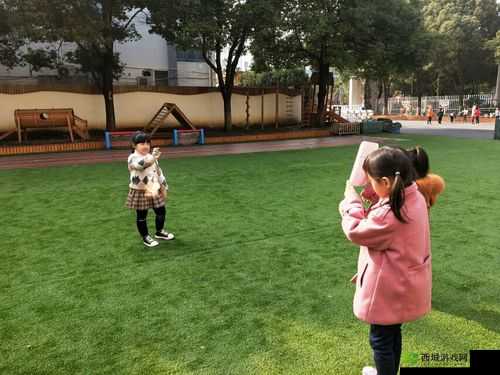 宝宝把脚抬高看镜子的有趣瞬间：探索婴幼儿自我认知的奇妙行为