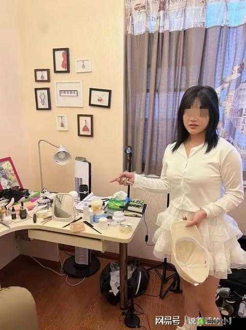 色人伊伊的真实身份揭秘：她如何在网络世界中迅速走红并赢得大量粉丝？